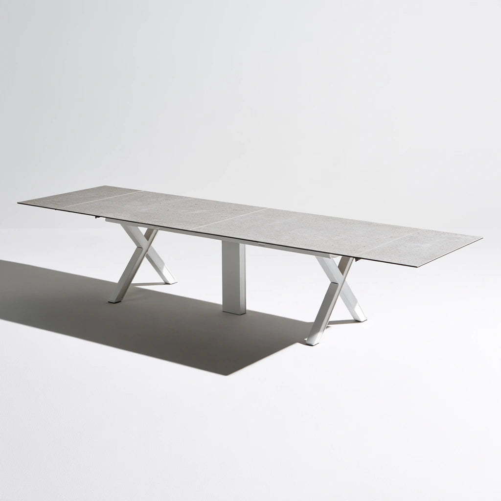 Tavolo da pranzo con finitura effetto cemento regolabile, colore grigio chiaro